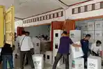 KPU-Samosir-mendistribusikan-logistik-pemilu-2024-pada-hari-ini-Senin-1222024.jpg