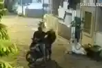 Aksi-maling-motor-terekam-kamera-CCTV-di-Perumahan-De-Naila-Village-Driyorejo-Gresik.jpg