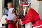Santa-Claus-Bagikan-Permen-di-Lapas-Kedungpane-Semarang.jpg
