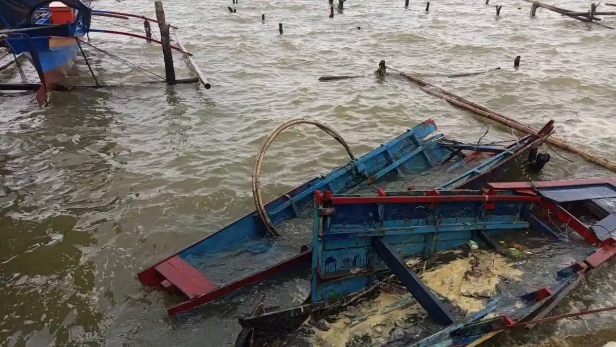 Tinggi Gelombang Capai 2 Meter di Selat Malaka, Bisa Berbahaya bagi Perahu Nelayan & Kapal Tongkang