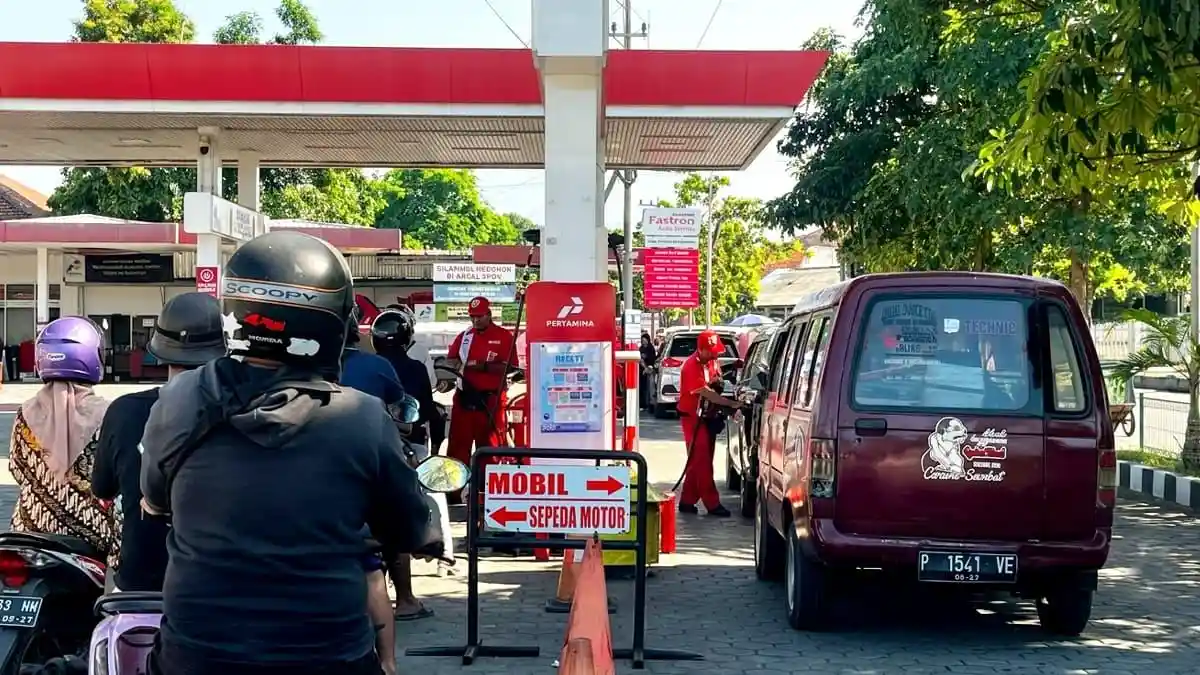 Dampak Kenaikan Harga Pertamax: Warga Banyuwangi Pilih Antre Pertalite