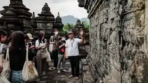 Ilustrasi-Kunjungan-wisatawan-di-Candi-Borobudur-Magelang.jpg