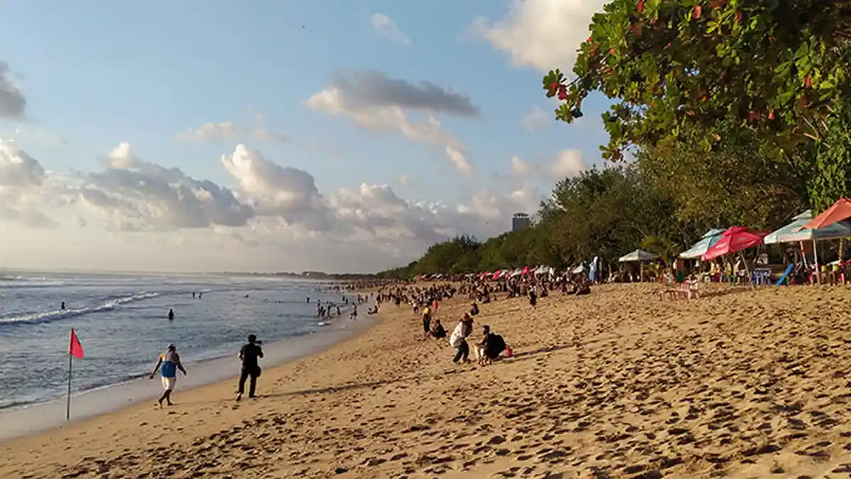 Wisatawan Domestik Mulai Ramai Kunjungi Pantai Kuta, Warga Harap Pariwisata Bali Bisa Normal Kembali
