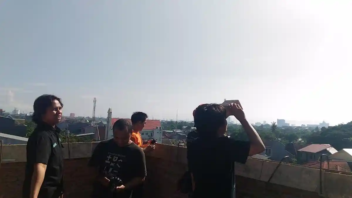 Langit Makassar Saat Gerhana Matahari, Detik-detik Redup dan Kembali Cerah - gerhana-matahari-makassar-cerah_20160309_190654.jpg