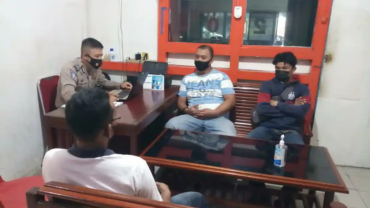 Tetap Patuhi Prokes, Unit Laka Lantas Polres Sambas Lakukan Pemanggilan Korban Laka Lantas