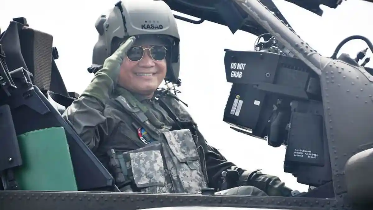 Dudung Sukses Jadi KSAD Pertama yang Terbangkan Helikopter Apache Secara Mandiri 