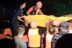 Tim-BPBD-Aceh-Barat-dan-Basarnas-Meulaboh-saat-mengevakuasi-korban-terseret-ombak.jpg