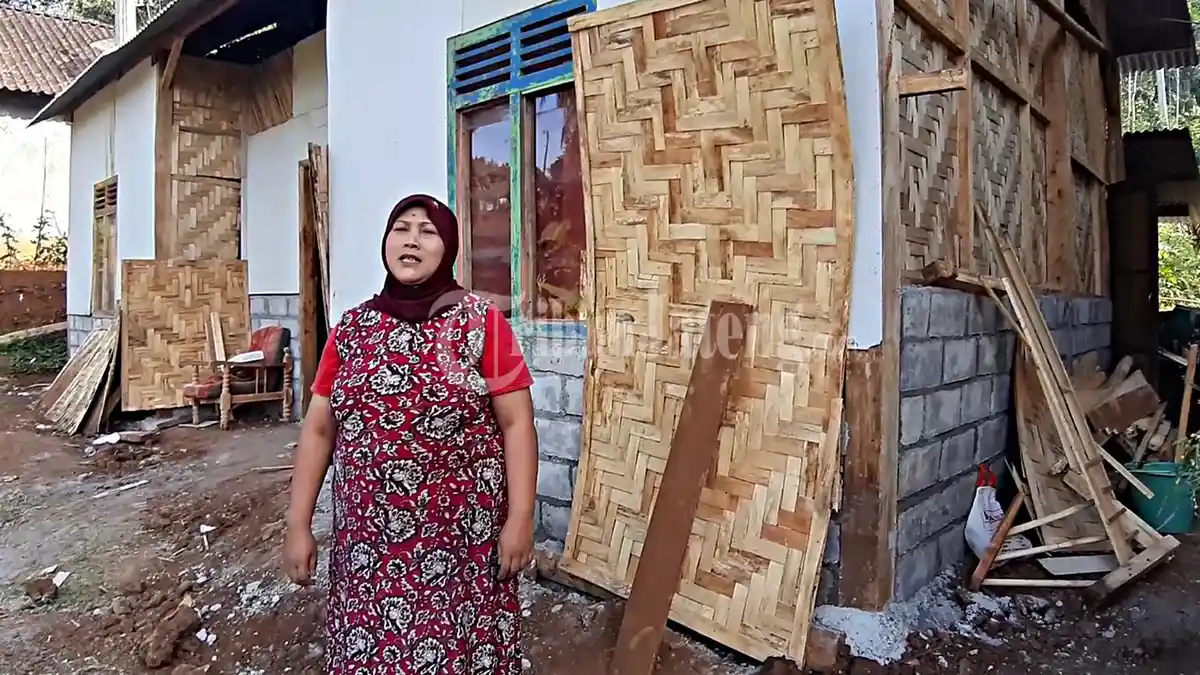 Air Mata Riyati Pecah Saat Tahu Rumahnya Dibangun para Donatur