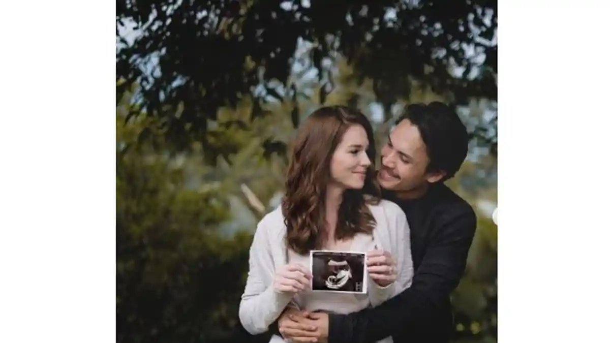 9 Potret Kemesraan Randy Pangalila dan Istri Bulenya yang Sedang Hamil Anak Pertama