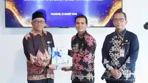 Foto-Irwan-Sabri-saat-menyerahkan-LKPD-ke-BPK.jpg