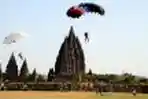Panglima TNI Sematkan Wing Kehormatan Free Fall 