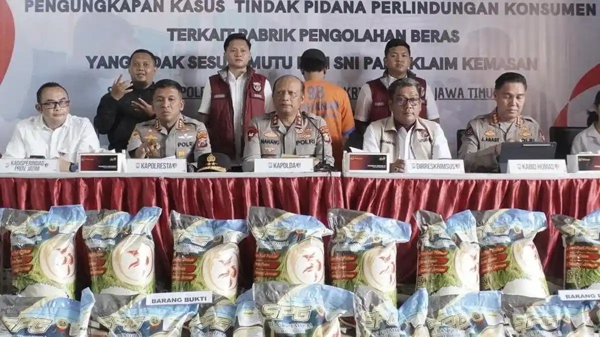 Polisi Bongkar Pabrik Beras Oplosan di Sidoarjo, Produksi 14 ton per Hari