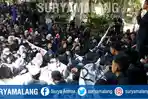 aliansi-mahasiswa-ub-di-depan-rektorat-menunggu-ditemui-rektor-universitas-brawijaya_20180502_112728.jpg