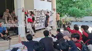 Massa-Aliansi-Mahasiswa-Tuntung-Pandang-menyegel-gedung-DPRD-Tala.jpg