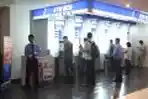 Nasabah Antri di ATM Bank BCA