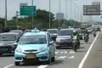 Pengendara Motor Masuk Jalan Tol Hindari Banjir