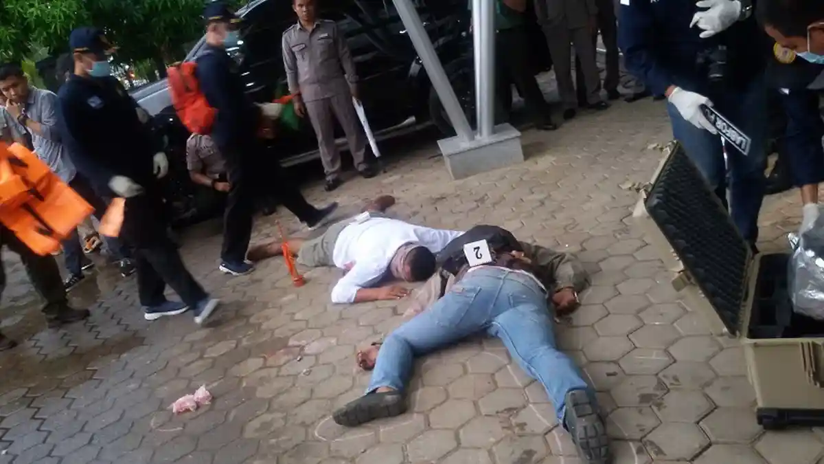 Simulasi: Teroris Ledakan Bom Bunuh Diri di Pintu Lobby Hotel Daira Palembang