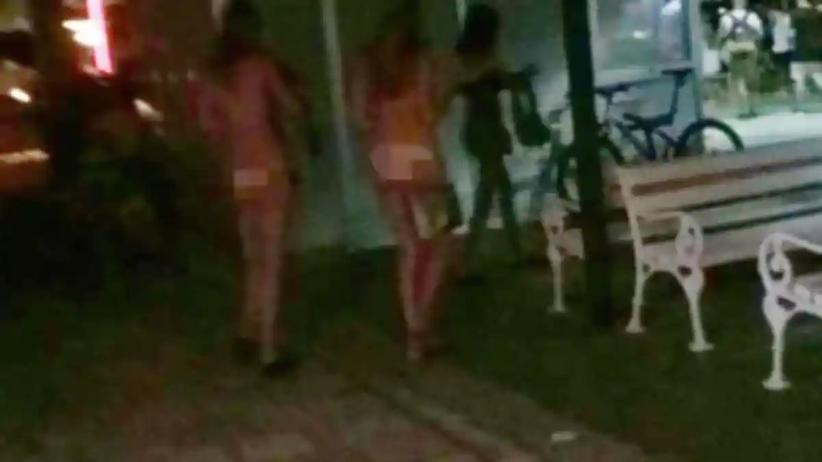 Ada Larangan Dilarang Telanjang, Eh Dua Turis Cantik Ini Malah Nekat Telanjang Saat Antre Makanan