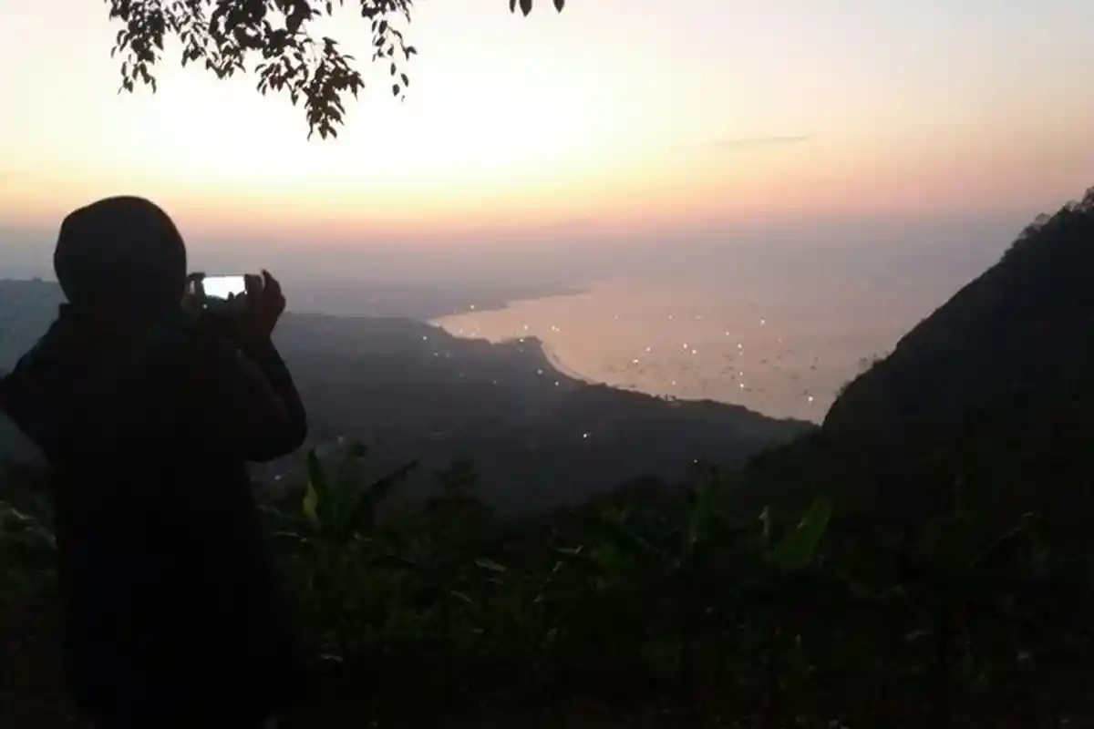 Indahnya Pemandangan dari Puncak Habibie, Surga Para Pemburu Matahari Terbit