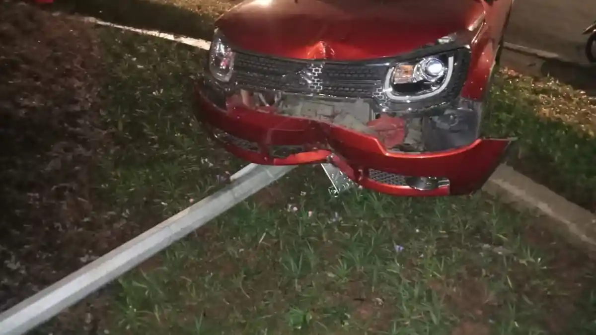 Mobil Seruduk Tiang Rambu Lalu Lintas di Menteng Sampai Hancur ...
