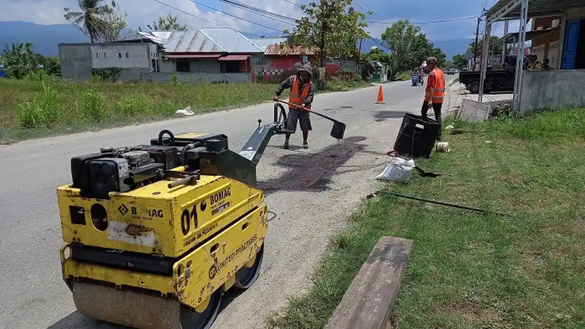 Lubang di Jl Karanjalembah Mulai Diperbaiki, Pengendara Diminta Hati-hati saat Melintas