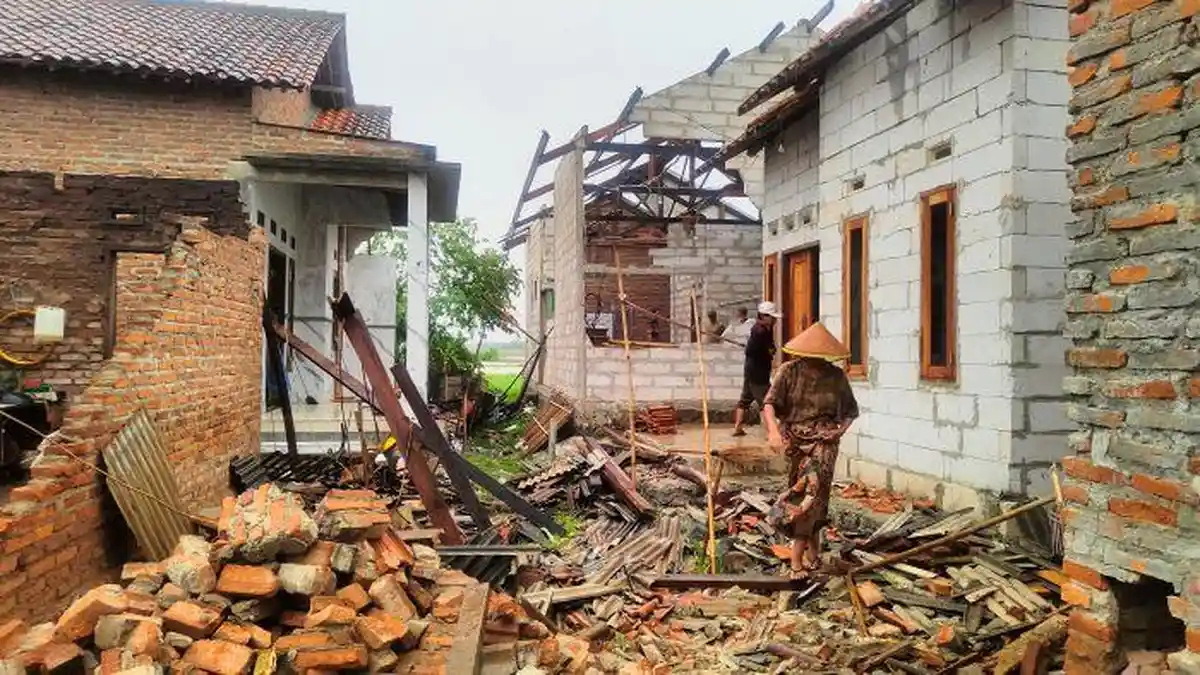 Dahsyatnya Angin Puting Beliung yang Hantam Indramayu, 65 Rumah Warga di 2 Desa Rusak, 5 Ambruk