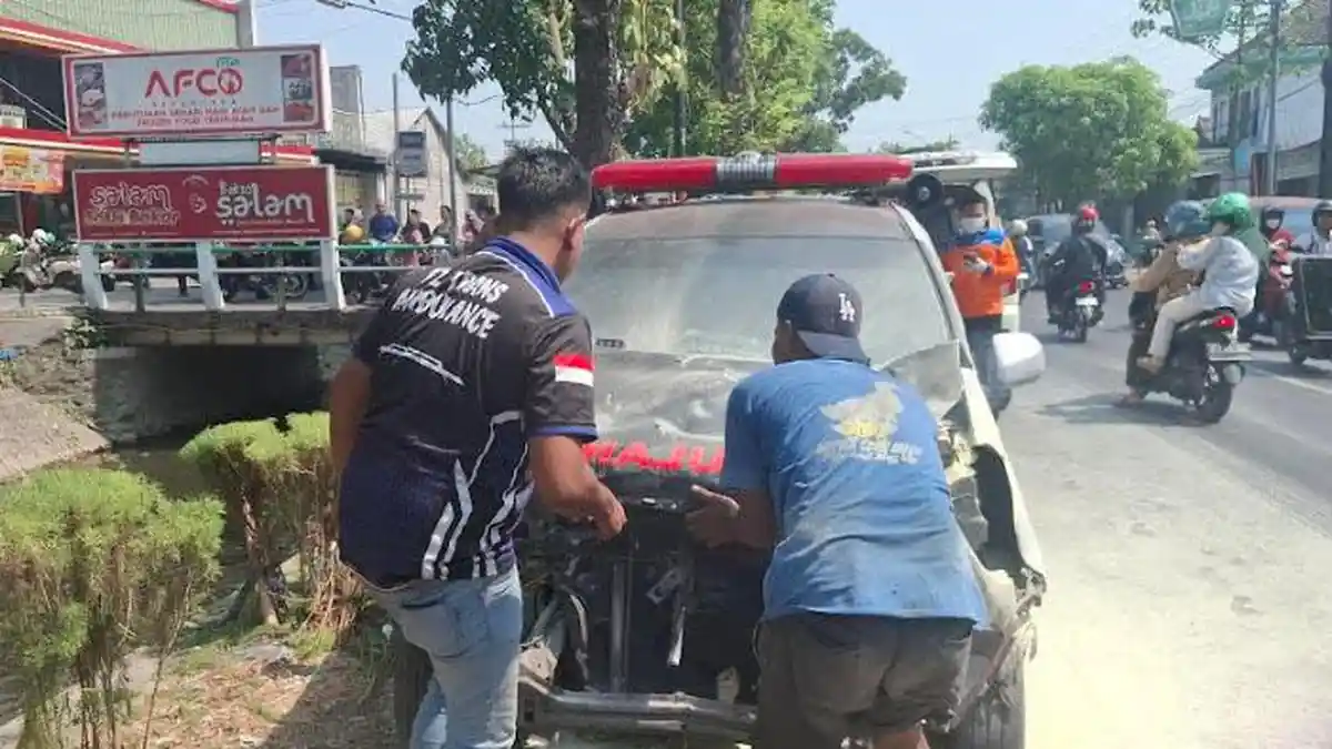 Ambulans Bawa Jenazah Korban KM Virgo Transport 8 Kecelakaan Beruntun di Jombang, Peti Dipindah