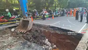 Jalan-amblas-terjadi-di-Jalan-Lenteng-Agung-Raya-Jakarta-Selatan.jpg