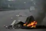 Mahasiswa Kembali Bentrok dengan Aparat di Depan Gedung DPR-MPR