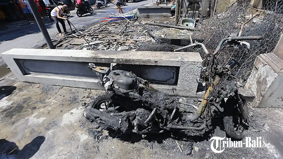 BREAKING NEWS - Sepeda Motor Meledak di Denpasar, Toko Meubel dan Kasur Kena Rembetan