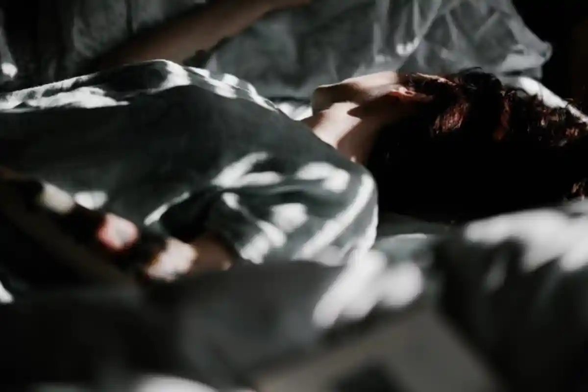 Suami Kaget Lihat Istri Terbaring tak Berdaya di Atas Ranjang, Ternyata Ada Andil Tiga Pemuda