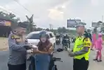 Polres Labusel Berbagi Takjil di Jalinsum Kotapinang, Wujud Kepedulian di Bulan Ramadan