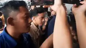 Calon-Wakil-Presiden-nikor-urut-2-Gibran-Rakabuming-Raka-datang-ke-bawaslu-jakarta-pusat.jpg