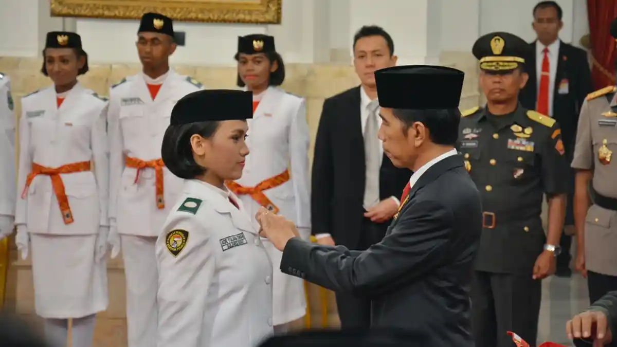 Yuliawana Cium Bendera Merah Putih di Hadapan Jokowi