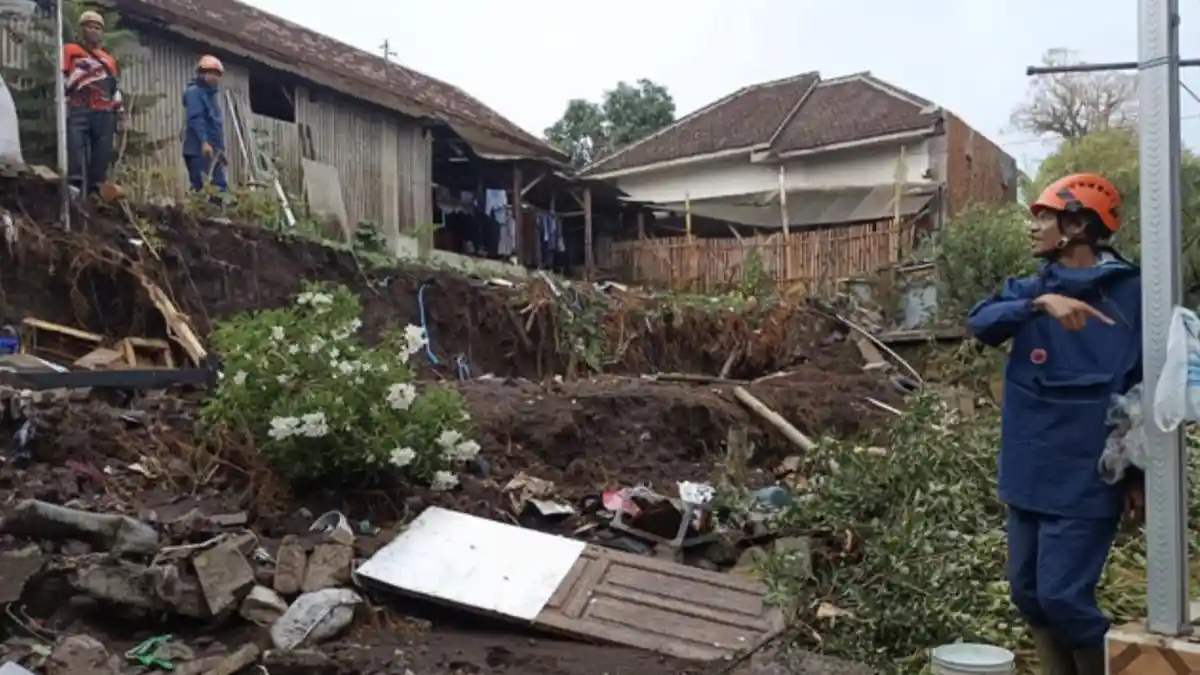 Hujan Deras di Kota Batu jadi pemicu Banjir dan Longsor, Rumah Warga Terendam hingga Warung Rusak