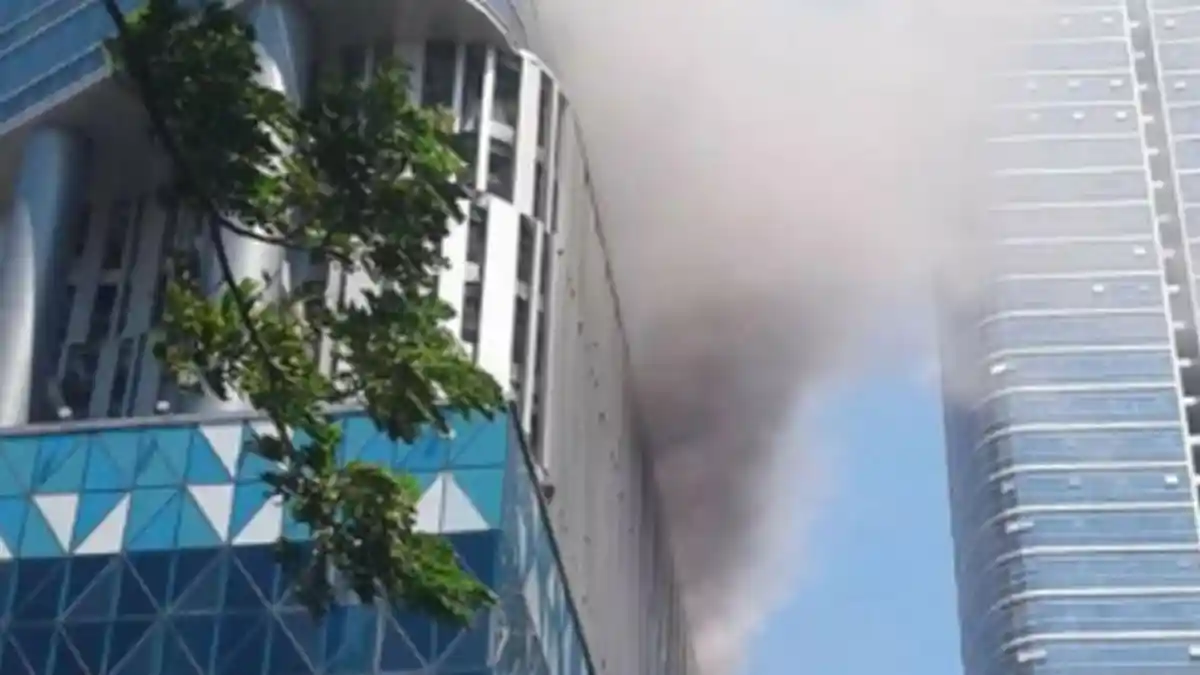 Tunjungan Plaza 6 Surabaya Kebakaran, Suasana di Dalam Penuh Asap hingga Ada Pengunjung Pingsan