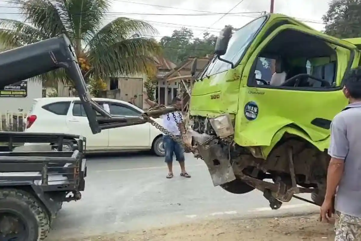 BREAKING NEWS Sebuah Truk Alami Kecelakaan Tunggal di Sampara Konawe, Diduga Supir Mengantuk
