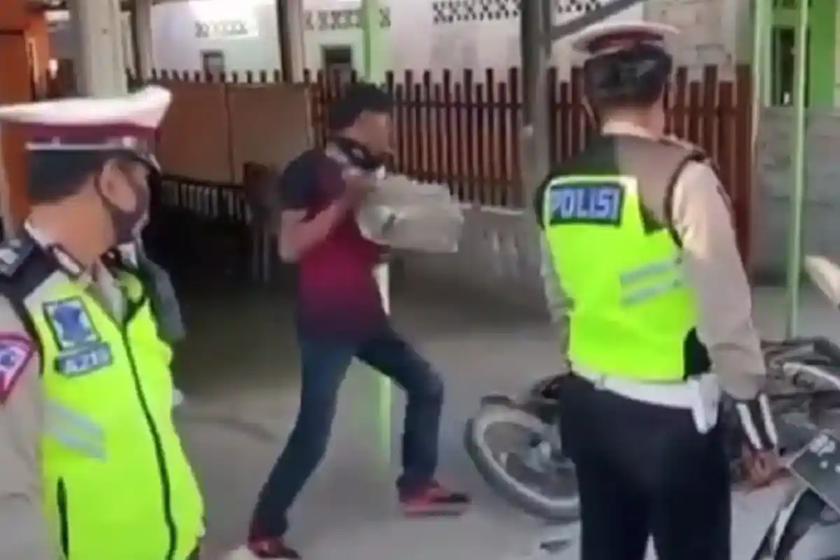 Kata Polisi soal Viral Pria Ngamuk hingga Rusak Motor Pakai Batu saat Terjaring Operasi Zebra 2020