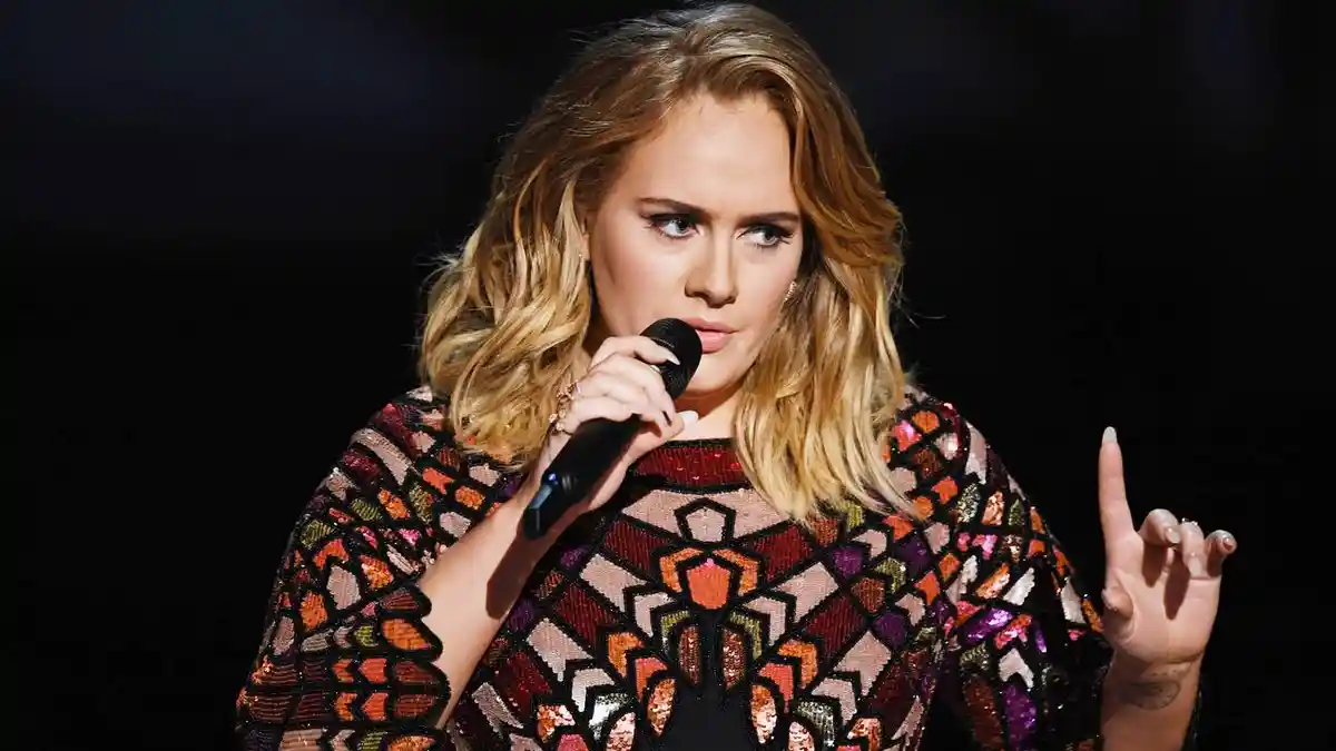 Setelah Kelelawar, Kini Makhluk Bersayap Lainnya Menyerbu Panggung dan 'Menghisap Darah' Adele