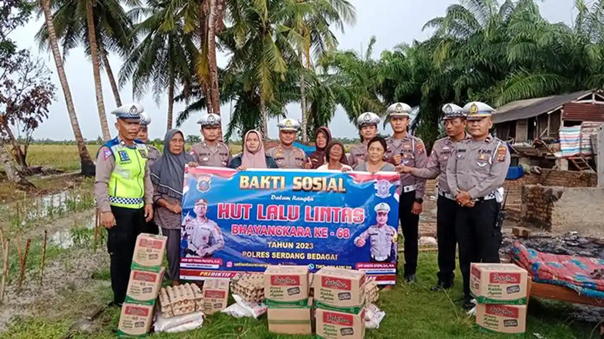 Satlantas Polres Sergai Bagikan Sembako Bantu Korban Angin Beliung di Dusun V Pematang Pelintahan