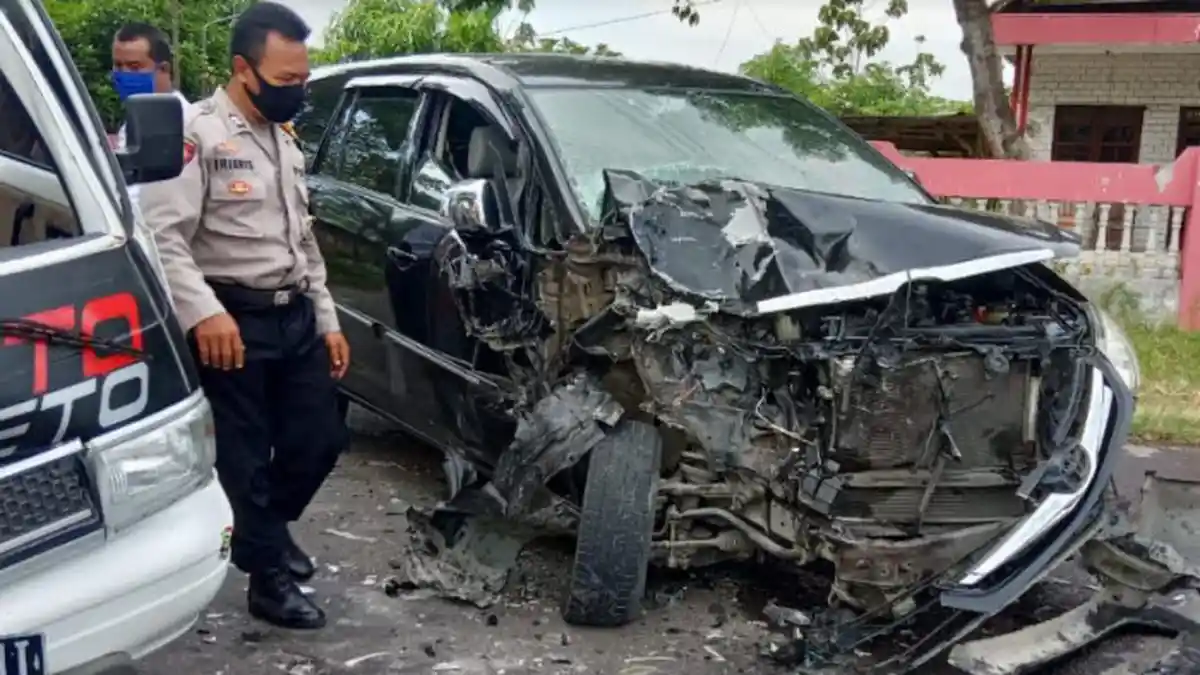 PNS Terlibat Kecelakaan di Jalan Jatirogo-Bojonegoro, Mobilnya Rusak Parah setelah Ditabrak Pikap