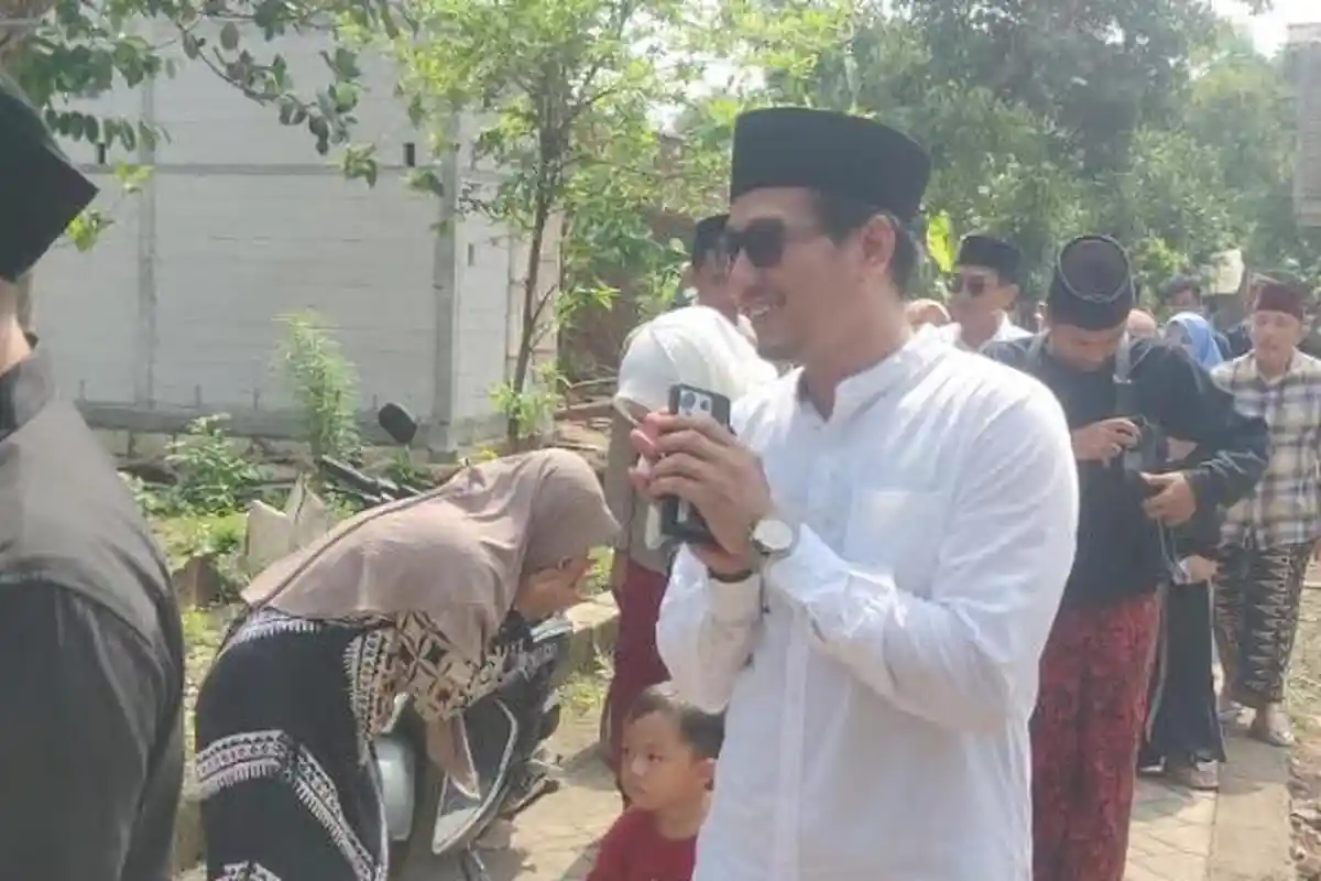 Pilkada Nganjuk 2024: Gus Ibin Cabup Nganjuk Jalan Kaki Bareng Keluarga Nyoblos di Desa Ngepeh