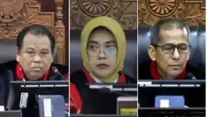 Ketiga-hakimnya-adalah-Saldi-Isra-Enny-Nurbaningsih-dan-Arief-Hidayat-menyatakan-pendapat.jpg