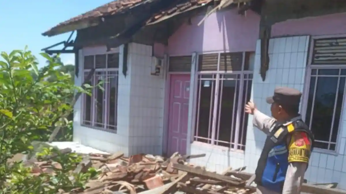 Gempa Bandung Jawa Barat Rusak Sejumlah Bangunan, Personel BPBD Turun Lapangan
