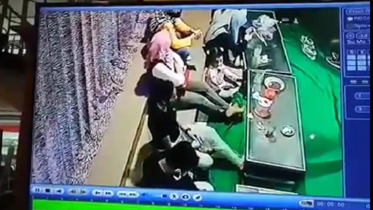 Aksi Pria dan Wanita Mencuri Handphone di Malang Terekam Kamera CCTV
