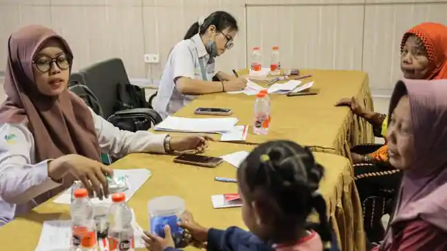 Ratusan Lansia di Kota Kediri Terima Bansos PKH Plus, Dinsos Pastikan Tepat Sasaran