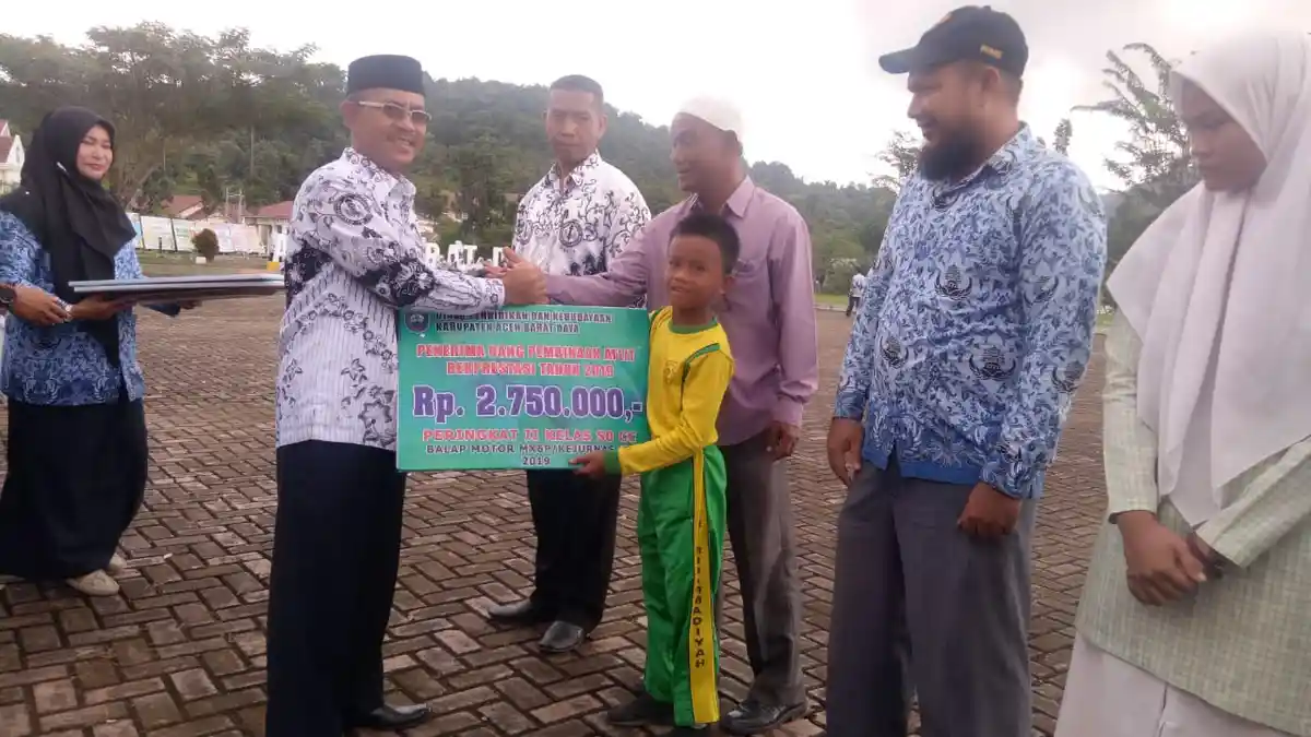 Wabup Abdya Serahkan Bonus Kepada 10 Siswa Berprestasi Tingkat Provinsi dan Nasional