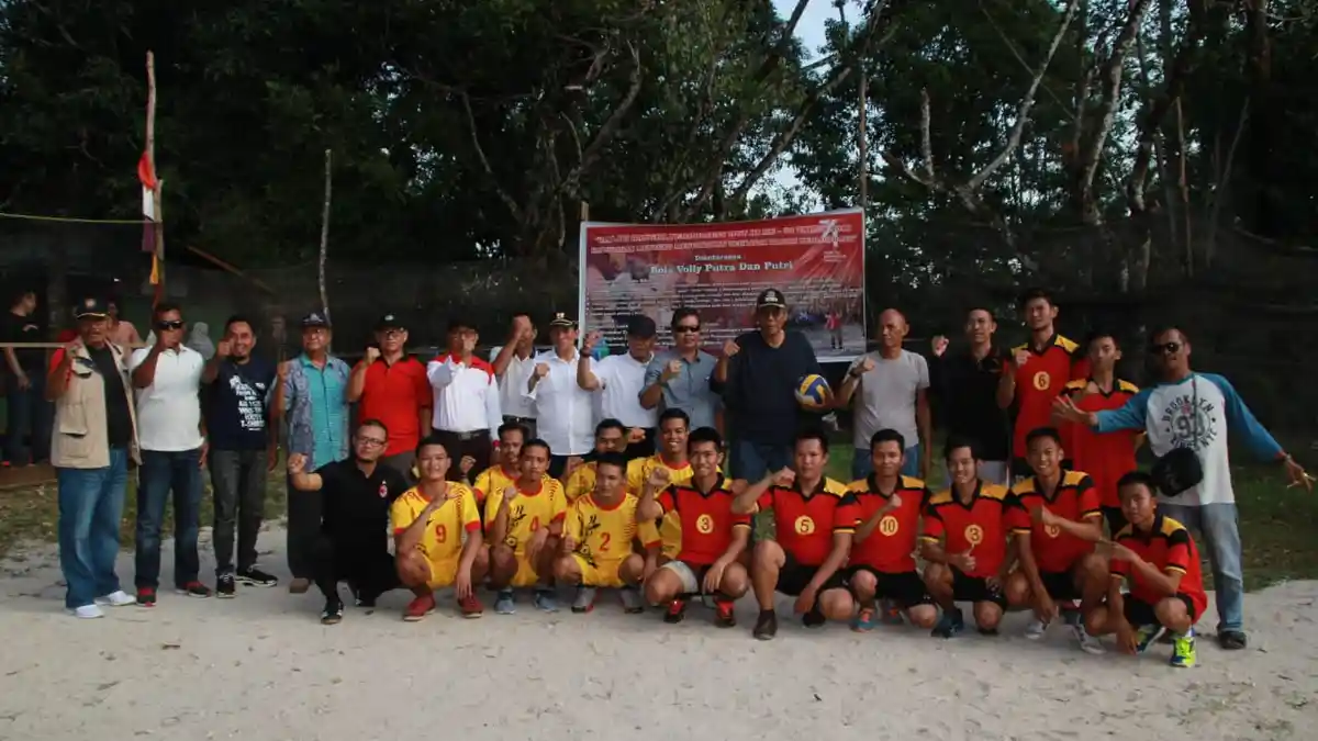 Bupati Sintang Buka Turnamen Volly Tingkat RT di Menteng