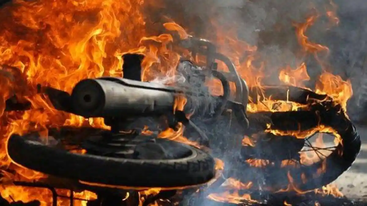 Panik Ditilang, Pemuda di Pasaman Barat Sumbar Viral Bakar Sepeda Motor usai Dikejar Polisi