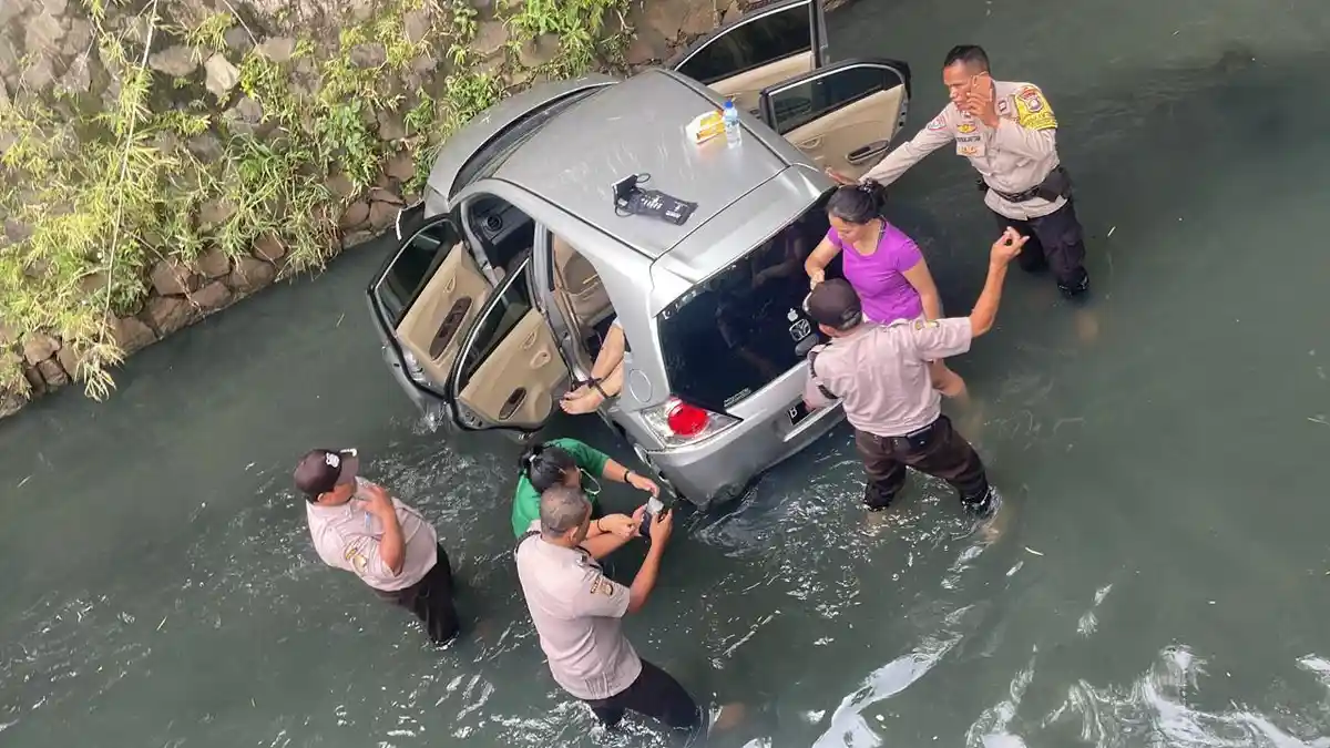 Kecelakaan Hari Ini di Bekasi, Mobil Terjun ke Parit Perumahan Tewaskan Perempuan Berusia 81 Tahun